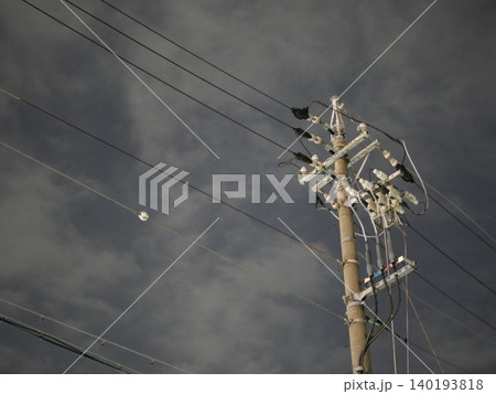 夜空に伸びる電柱と電線の静寂なシルエット風景 140193818