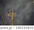 夜空に伸びる電柱と電線の静寂なシルエット風景 140193820