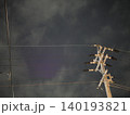 夜空に伸びる電柱と電線の静寂なシルエット風景 140193821