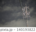 夜空に伸びる電柱と電線の静寂なシルエット風景 140193822