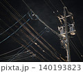 夜空に伸びる電柱と電線の静寂なシルエット風景 140193823