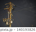 夜空に伸びる電柱と電線の静寂なシルエット風景 140193826
