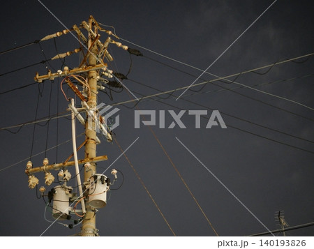 夜空に伸びる電柱と電線の静寂なシルエット風景 夜空に伸びる電柱と電線の静寂なシルエット風景 140193826