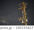 夜空に伸びる電柱と電線の静寂なシルエット風景 140193827