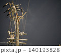 夜空に伸びる電柱と電線の静寂なシルエット風景 140193828