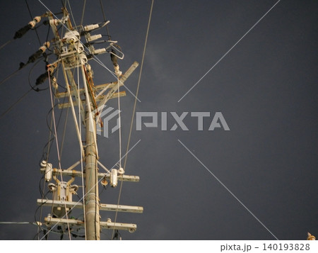 夜空に伸びる電柱と電線の静寂なシルエット風景 夜空に伸びる電柱と電線の静寂なシルエット風景 140193828