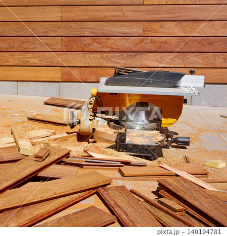 Ipe wood fence installation carpenter table saw Ipe wood fence installation carpenter table saw 140194781