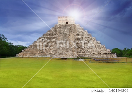 Chichen Itza Kukulcan Mayan temple sun beam Chichen Itza Kukulcan Mayan temple sun beam 140194803