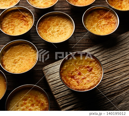 Custard Creme Caramel Flan dessert bain marie 140195012