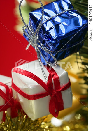 Christmas decoration, Xtmas gifts, red background 140195950