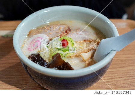 チャーシューやネギが乗った美味しそうな豚骨味噌ラーメン チャーシューやネギが乗った美味しそうな豚骨味噌ラーメン 140197345