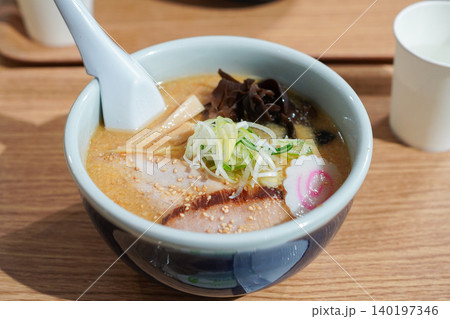 ラーメン店で提供される濃厚なスープの中華そば(キクラゲ・ナルト入り) ラーメン店で提供される濃厚なスープの中華そば(キクラゲ・ナルト入り) 140197346