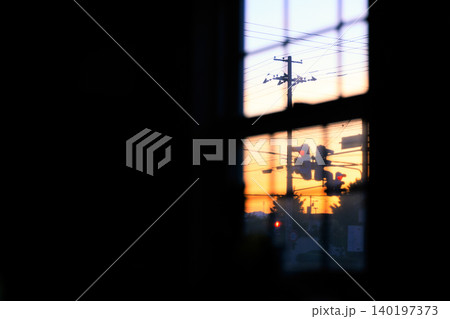 窓から見える夕焼け 窓から見える夕焼け 140197373
