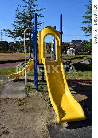 児童公園の遊具 140197720