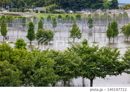 台風や大雨で河川が氾濫し水没した公園、横浜 台風や大雨で河川が氾濫し水没した公園、横浜 140197722