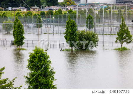 台風や大雨で河川が氾濫し水没した公園、横浜 140197723