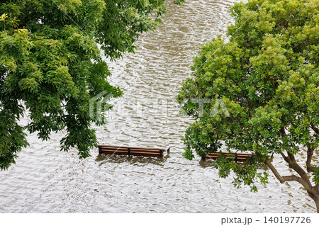 台風や大雨で河川が氾濫し水没した公園、横浜 140197726