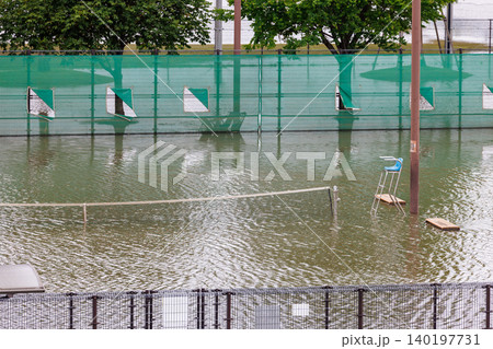 台風や大雨で河川が氾濫し水没した公園、横浜 台風や大雨で河川が氾濫し水没した公園、横浜 140197731