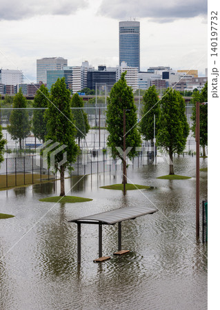 台風や大雨で河川が氾濫し水没した公園、横浜 台風や大雨で河川が氾濫し水没した公園、横浜 140197732