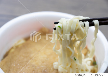 カップ麺 うどん 140197778