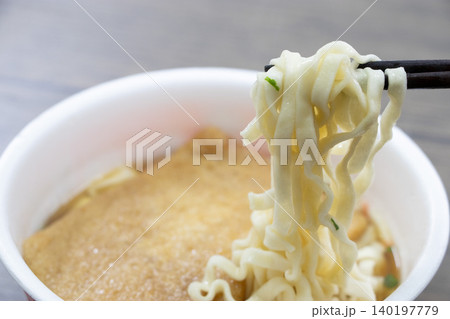 カップ麺 うどん カップ麺 うどん 140197779