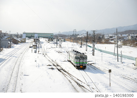 長万部駅に入線する普通列車 140198300
