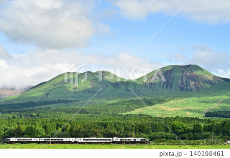 阿蘇山麓を走ると特急あそボーイ列車が行く 140198461