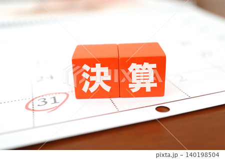 決算。31日の月末カレンダーに赤丸印。赤い決算ブロック文字。ビジネスイメージ 140198504