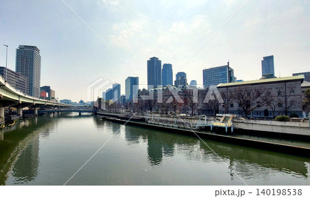 水の都 大阪の風景 中之島公園と北浜・天満橋の高層ビル群 水の都 大阪の風景 中之島公園と北浜・天満橋の高層ビル群 140198538