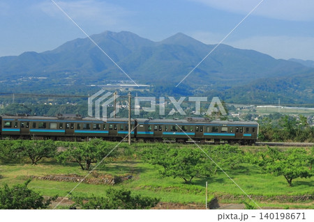 赤岳が聳える初夏の桃源郷を疾走する中央本線211系電車_2025/5/20撮影 赤岳が聳える初夏の桃源郷を疾走する中央本線211系電車_2025/5/20撮影 140198671