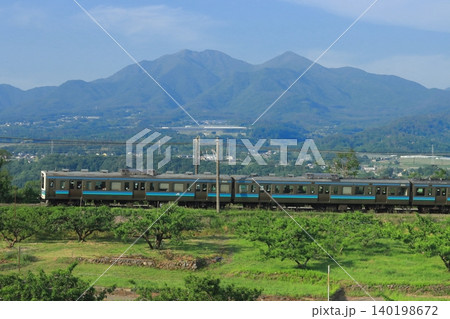 赤岳が聳える初夏の桃源郷を疾走する中央本線211系電車_2025/5/20撮影 赤岳が聳える初夏の桃源郷を疾走する中央本線211系電車_2025/5/20撮影 140198672