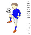サッカー少年のリフティング練習イラスト　青ユニフォーム・全身 140198754