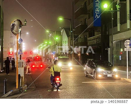 霧の夜の車道 霧の夜の車道 140198887