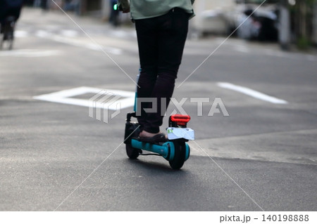 車道を走る電動キックボード イメージ 車道を走る電動キックボード イメージ 140198888