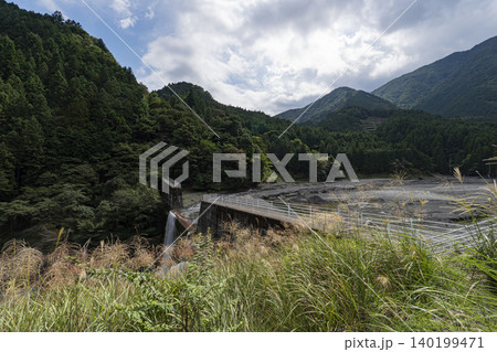 身延町の水力発電をしている大城川砂防ダム 140199471