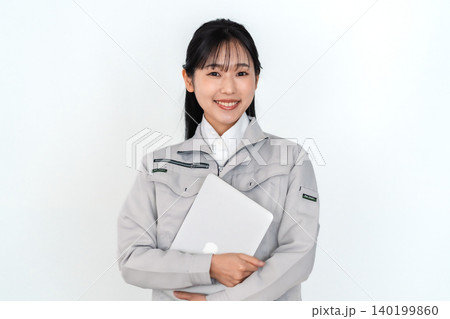 製造業や設備管理で働く20代の女性エンジニア 上半身ポートレート コピースペース 140199860