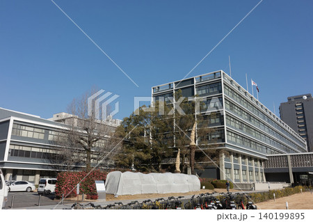 広島の官庁街に佇む、直線美が美しい木々に囲まれた県議事堂 広島の官庁街に佇む、直線美が美しい木々に囲まれた県議事堂 140199895