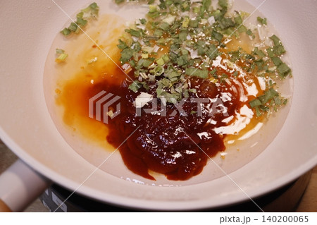 Pan with Sauce and Chopped Green Onions Pan with Sauce and Chopped Green Onions 140200065