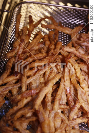 Crispy Fried Potato Strips in Basket Crispy Fried Potato Strips in Basket 140200100