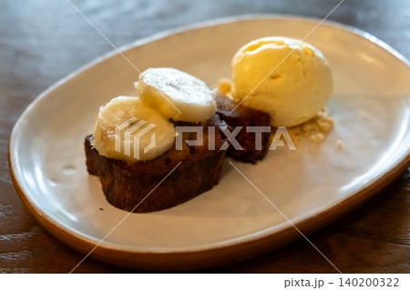 Toasted bread topped with banana slices, served with vanilla ice cream and crunchy crumble. Toasted bread topped with banana slices, served with vanilla ice cream and crunchy crumble. 140200322