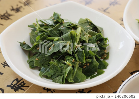 Fresh Leafy Green Salad with Sesame Seeds 140200602