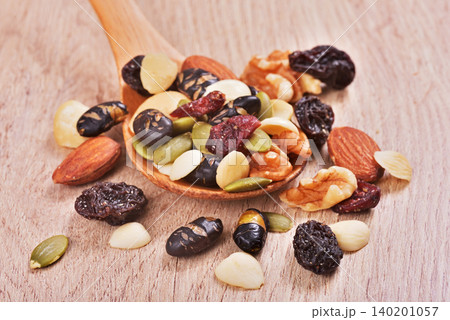 mixed nuts   140201057