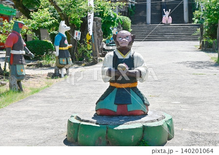 桃太郎神社鳥居下の猿 桃太郎神社鳥居下の猿 140201064