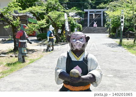 桃太郎神社鳥居下の猿 桃太郎神社鳥居下の猿 140201065