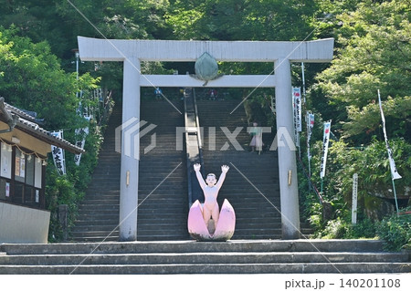 桃太郎神社二の鳥居と生まれた時の桃太郎 桃太郎神社二の鳥居と生まれた時の桃太郎 140201108