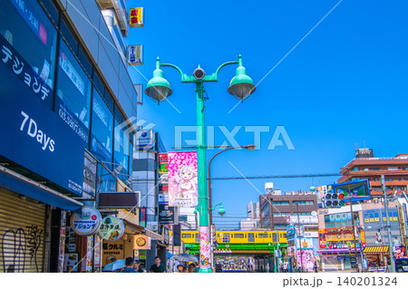 日本の東京都市景観 5月。朝の新大久保駅などを望む。電車は、ノロノロ運転… 140201324