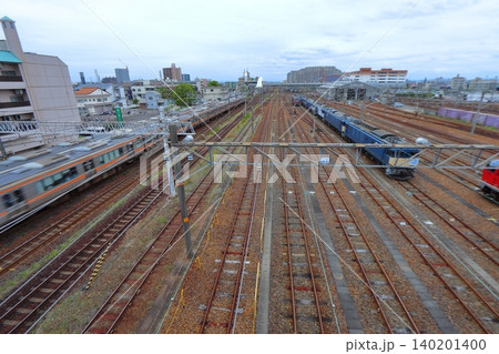 東海道本線車両が通過中のJR貨物 愛知機関区 (愛知県稲沢市) 東海道本線車両が通過中のJR貨物 愛知機関区 (愛知県稲沢市) 140201400