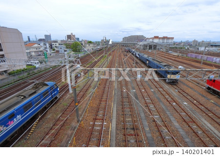 桃太郎機関車が通過中のJR貨物 愛知機関区 （愛知県稲沢市） 140201401