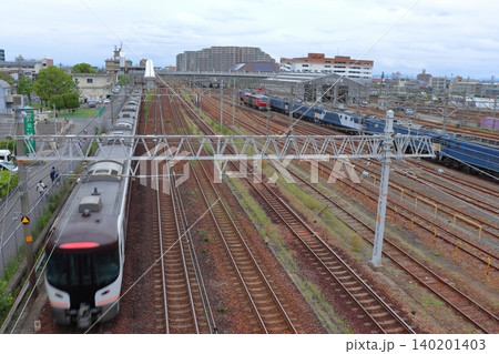 特急ひだHC85系が通過中のJR貨物 愛知機関区 (愛知県稲沢市) 特急ひだHC85系が通過中のJR貨物 愛知機関区 (愛知県稲沢市) 140201403