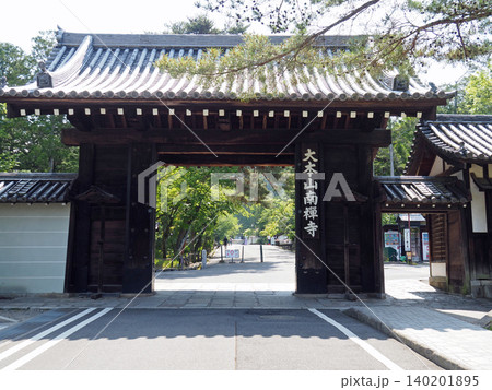 京都 新緑の南禅寺 中門 京都 新緑の南禅寺 中門 140201895